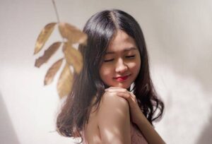 겨울철 피부 건조 탈출! 촉촉한 겨울 스킨케어 비법 4