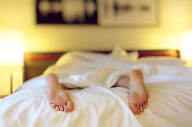 불을 켜놓고 자는 습관에 대해 설명하는 글의 썸네일 사진