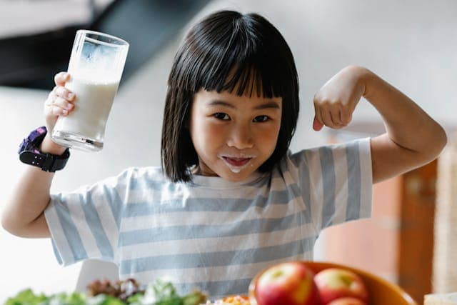 우유와 함께하면 안 되는 음식에 대해 설명하는 글의 썸네일 사진
