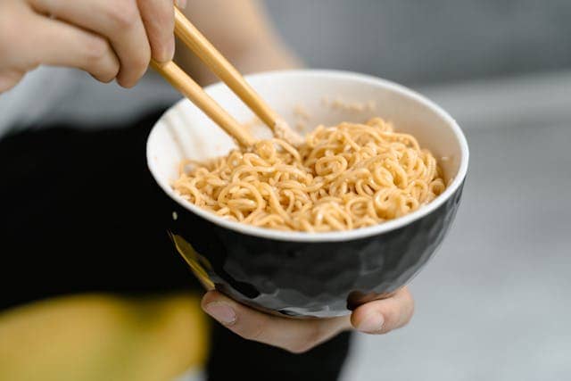 인스턴트 음식에 대해 설명하는 글의 썸네일 사진