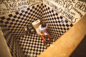 당신의 변기 막힘, 건강을 위협하는 지뢰밭? 절대 넣지 말아야 할 3가지!